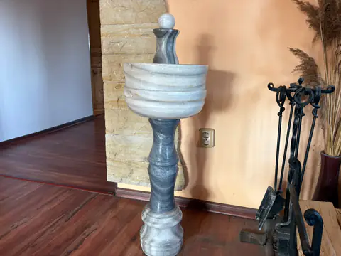Sloupkové stolní hodiny z přírodního kamene