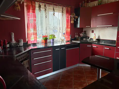 Kuchyňská pracovní deska z leštěné žuly