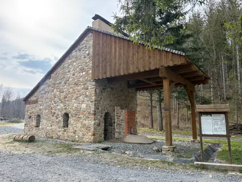 Masivní kamenný prvek na míru