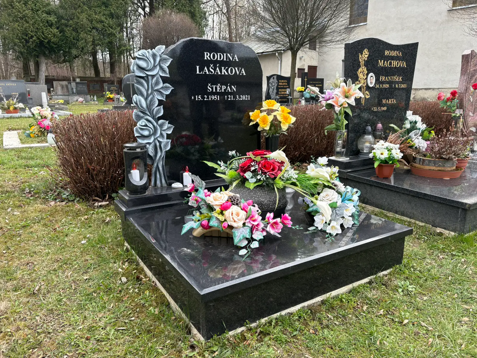 Černý žulový pomník s reliéfem růže