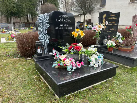 Žulový pomník s ručně rytým reliéfem růže
