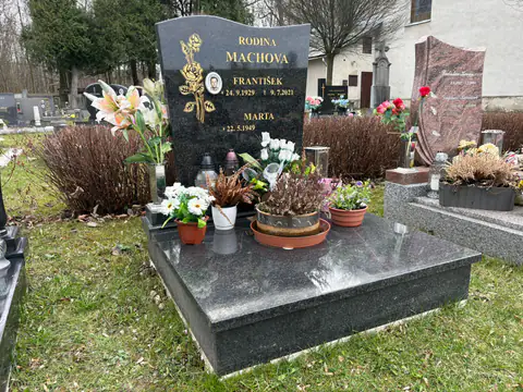 Detail zpracování žulového pomníku