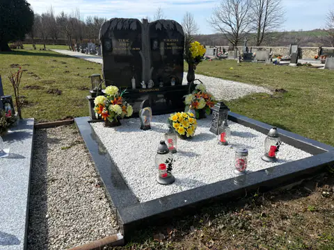 Urnový pomník z leštěného přírodního kamene