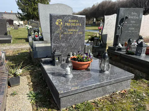 Kamenný pomník z tmavé žuly