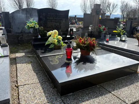 Urnový pomník s lucernou z leštěné žuly