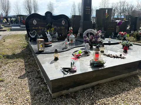 Pomník z tmavého leštěného kamene