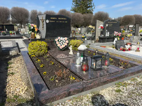 Žulový pomník, realizace na hřbitově
