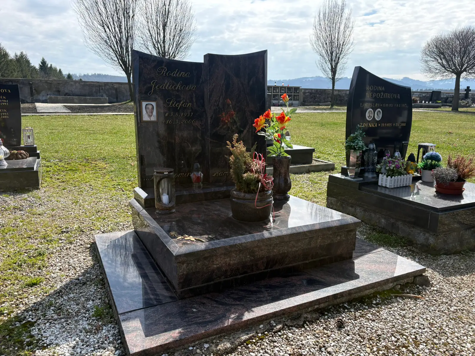 Dvoudílný žulový pomník s lucernou a vázou