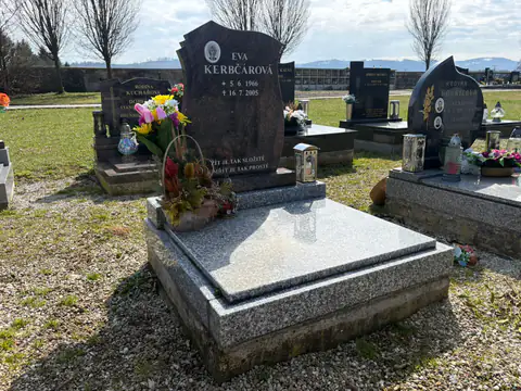Náhrobek z přírodní žuly s gravírováním