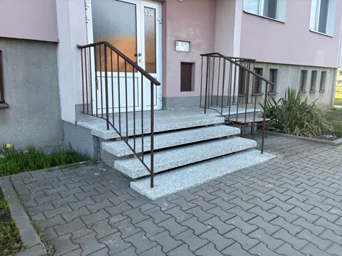 Venkovní kamenné schody s masivním obkladem