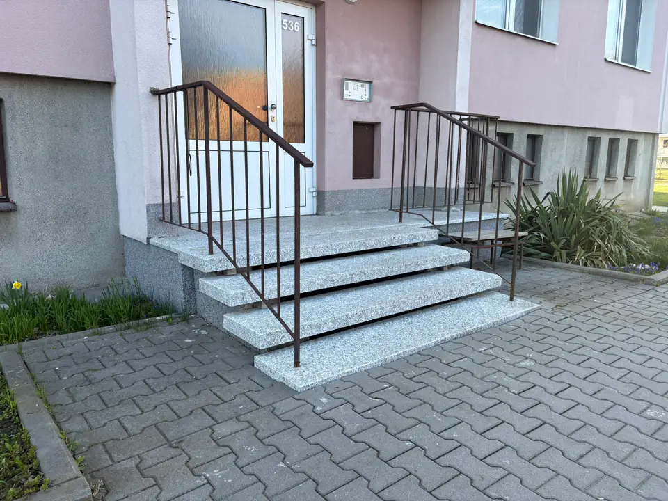 Venkovní kamenné schody s masivním obkladem
