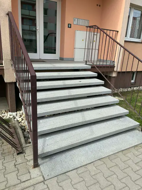 Kamenné schodiště u rodinného domu
