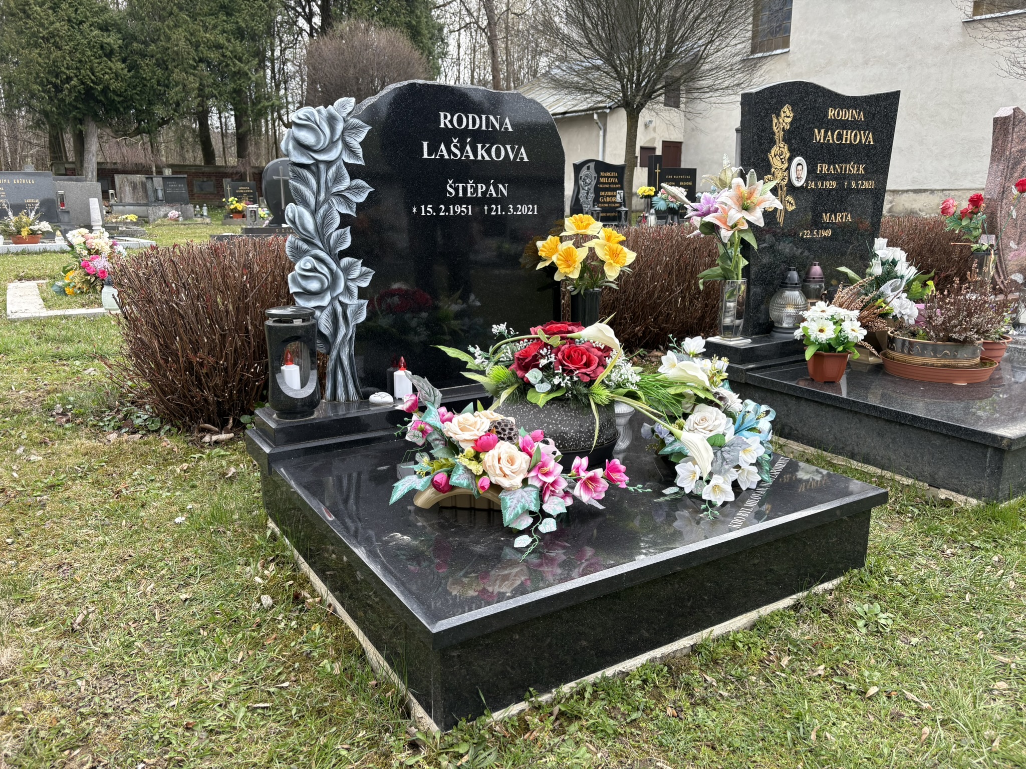 Pomníky a náhrobky